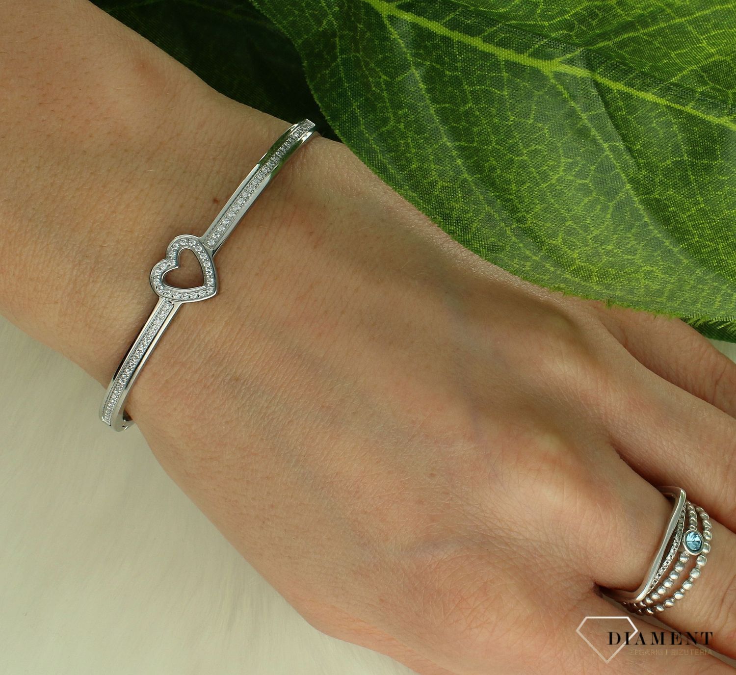 Bransoletka damska sztywna z sercem i cyrkoniami Nomination 029501 004 z kolekcji Pretty Bangles. Bransoletka wykonana z najwyższej jakości stali szlachetnej, dzięki czemu jej posiadaczka będzie mogła długo cieszyć się jej pięknym wyglądem oraz.jpg